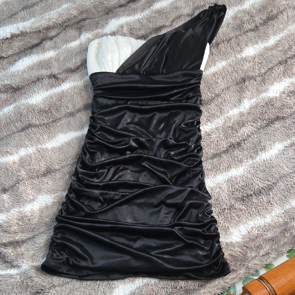 B. Smart Elegant Black and Cream One-Shoulder Dress